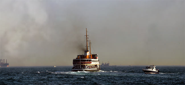 Десятки пассажиров эвакуированы с горящего парома в Стамбуле