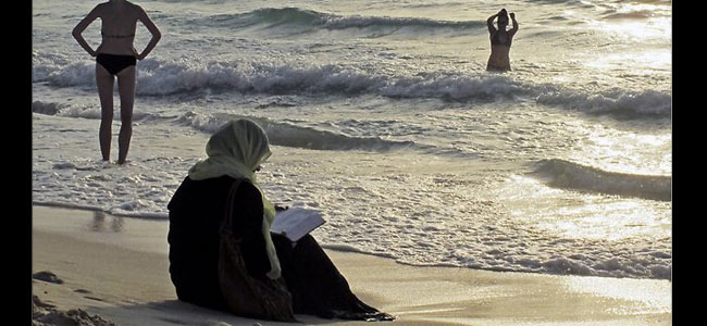 На пляжах Эмиратов отныне запрещены бикини