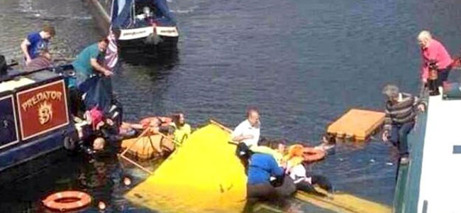 Желтый «битловский» автобус-амфибия опять затонул в Ливерпуле. На сей раз — с 30 туристами на борту