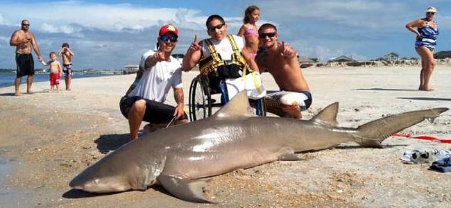 Безногий турист выудил из океана на спиннинг 100-килограммовую акулу, снялся на память и отпустил