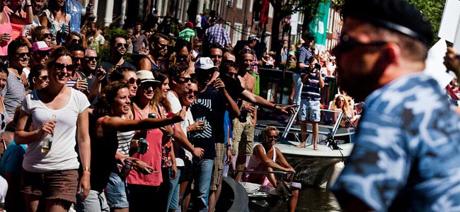 Двадцать шесть цыган село в тюрьму в Амстердаме за карманные кражи на гей-параде