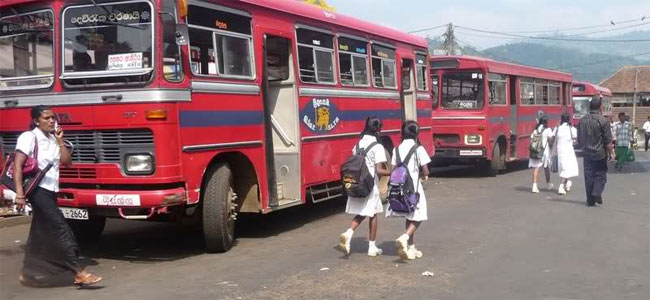 В автобусе на Шри-Ланке пассажирам показывали порнофильмы, а шофер следил за дорогой