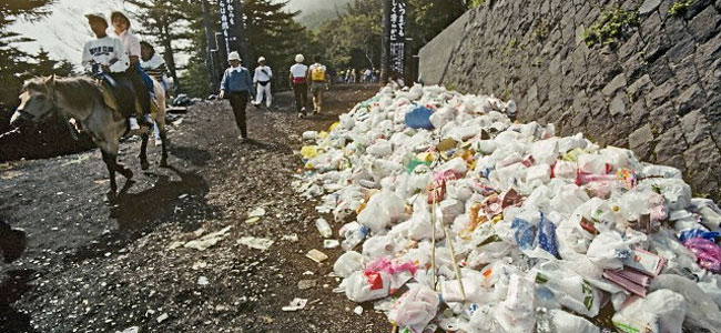 Священная гора Фудзи не выдерживает потока туристов — мусорят, вытаптывают, гибнут