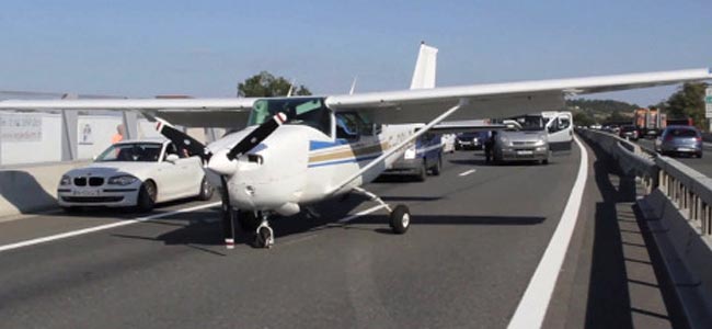 Туристический самолетик во Франции совершил «ювелирную» посадку на оживленном шоссе