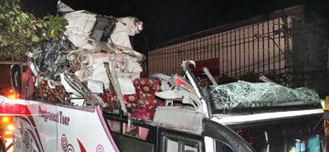 Сорвало крышу у автобуса в Таиланде. Десять иностранцев ранено