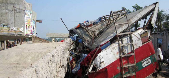 В Бангладеш на автобус с туристами упал мост. Один пассажир погиб, 10 ранено