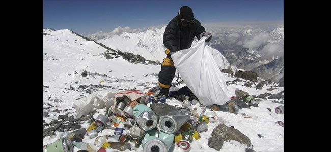 Хотите покорить Эверест? Соберите 8 килограммов мусора!
