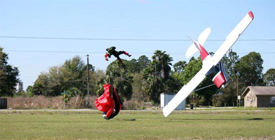 Аэроплан спутался с парапланом во Флориде. Пилот и парашютист из-за этого заболели