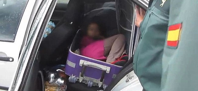 Отчаянный марокканец привез дочку в Испанию в чемодане. И ей разрешили остаться