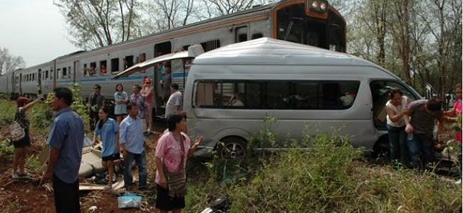 В Таиланде поезд врезался в маршрутку