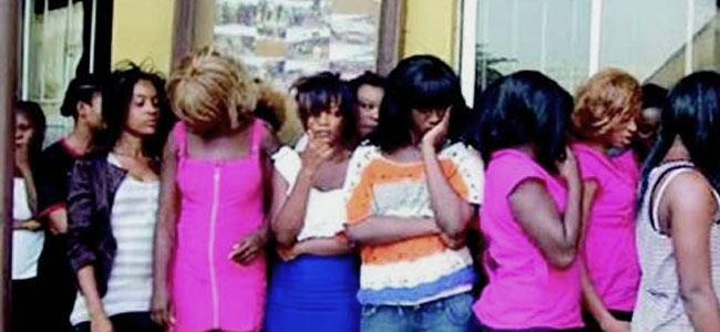 Нигерийские проститутки в Испании оказались «колдуньями» вуду, поедающими сырых кур