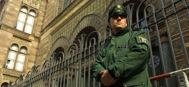 berlin-synagogue-guard