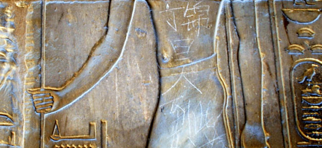 Китайские иероглифы поверх египетских в Луксорском храме возмутили трудящихся из КНР