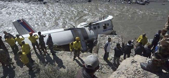 Самолет с туристами в Непале упал в горную реку. Два десятка человек несмертельно ранены