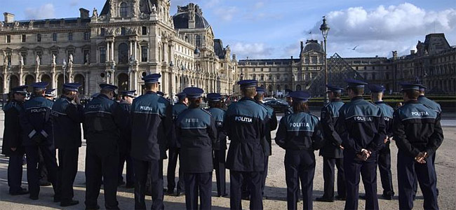 Полиция Парижа помогает Лувру избавиться от карманников
