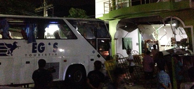 Автобус с русскими туристами в Таиланде разрушил стену частного дома. Пятеро ранены