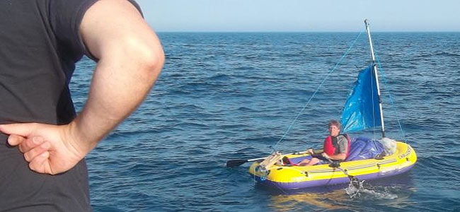 Американскому туристу не позволили переплыть из Англии в Ирландию на надувной лодке