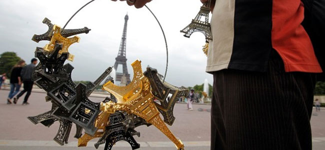 Парижская полиция изъяла 60 тонн эйфелевых башен — в виде «левых» сувениров