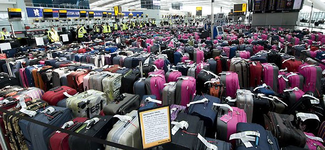 Американец бросил свой багаж в аэропорту, чтобы не платить за перевес