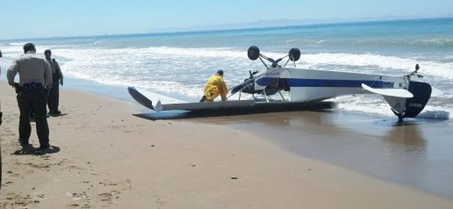 В Калифорнии самолет с рекламным баннером приземлился на пляже вверх колесами