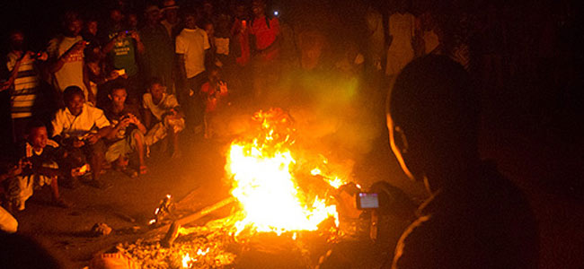 На Мадагаскаре толпа убила и сожгла двух туристов из Европы