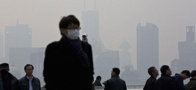 Туристам, прибывающим в Китай, предлагают купить «страховку от смога»