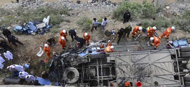 В Тибете автобус с 50 туристами свалился в ущелье. Сорок четыре человека погибло