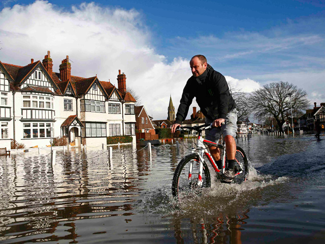Британцам не дают покоя проливные дожди и наводнения