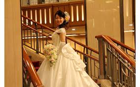 Японским незамужним женщинам предлагают «сольные» свадьбы без регистрации брака