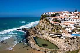Втечение года Португалию посещает около 14 млн гостей
