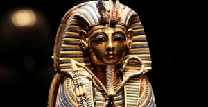 Сотрудники музея сломали маску египетского фараона