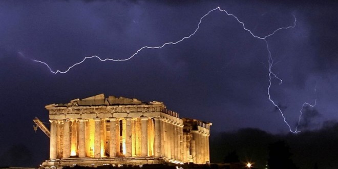 Российских туристов чуть не убила молния на Крите