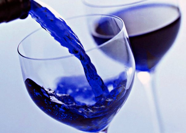 Испанцы начали выпускать голубое вино
